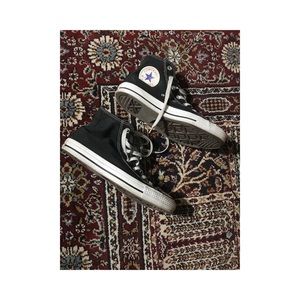 Black Converse.
